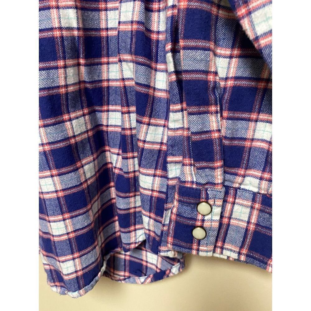 Forever21 flannel shirt with pearl snap buttons - Picture 4 of 5